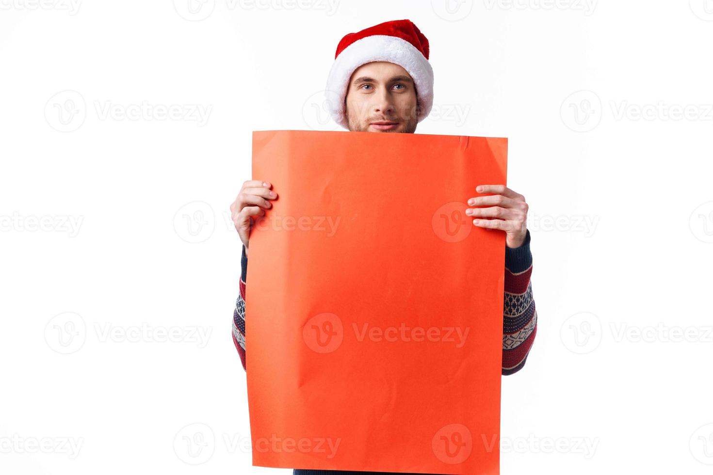 gut aussehend Mann rot Papier Plakatwand Werbung Weihnachten Kopierraum Studio foto