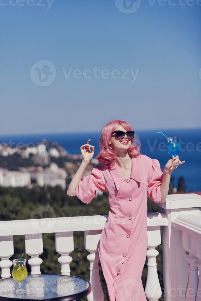 glamourös Frau Rosa Haar Sonnenbrille Freizeit Luxus Jahrgang Entspannung Konzept foto