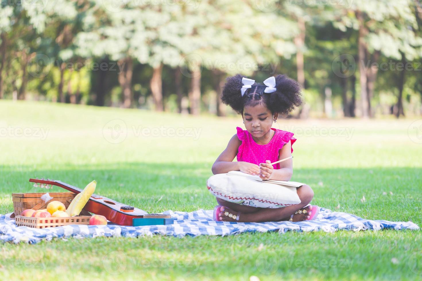 Kind Mädchen spielen draußen, süß wenig Mädchen abspielen im das Garten foto