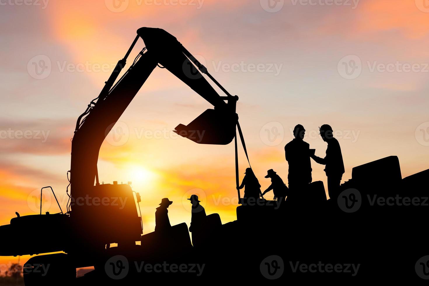 Silhouette von Ingenieur und Arbeiter Überprüfung Projekt beim Gebäude Grundstück, Ingenieur und Bauherren im Schutzhelme diskutieren auf Infrastruktur Konstruktion Seite? ˅ Sonnenuntergang im Abend Zeit Hintergrund foto