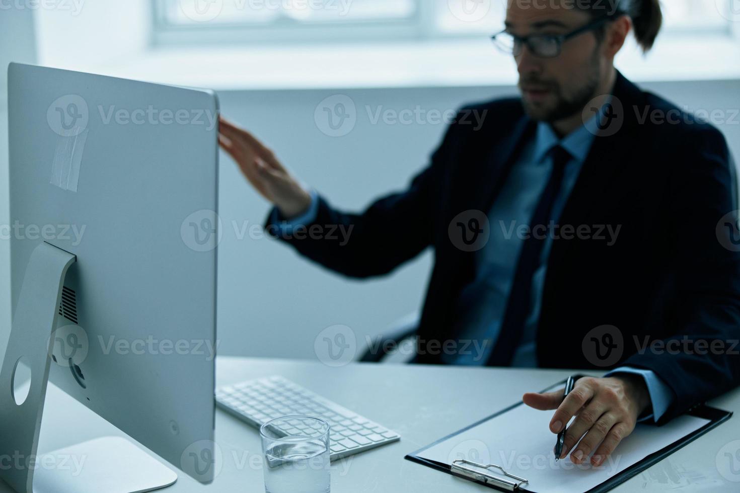 Büro Arbeiter mit Brille Selbstvertrauen Arbeit Lebensstil foto