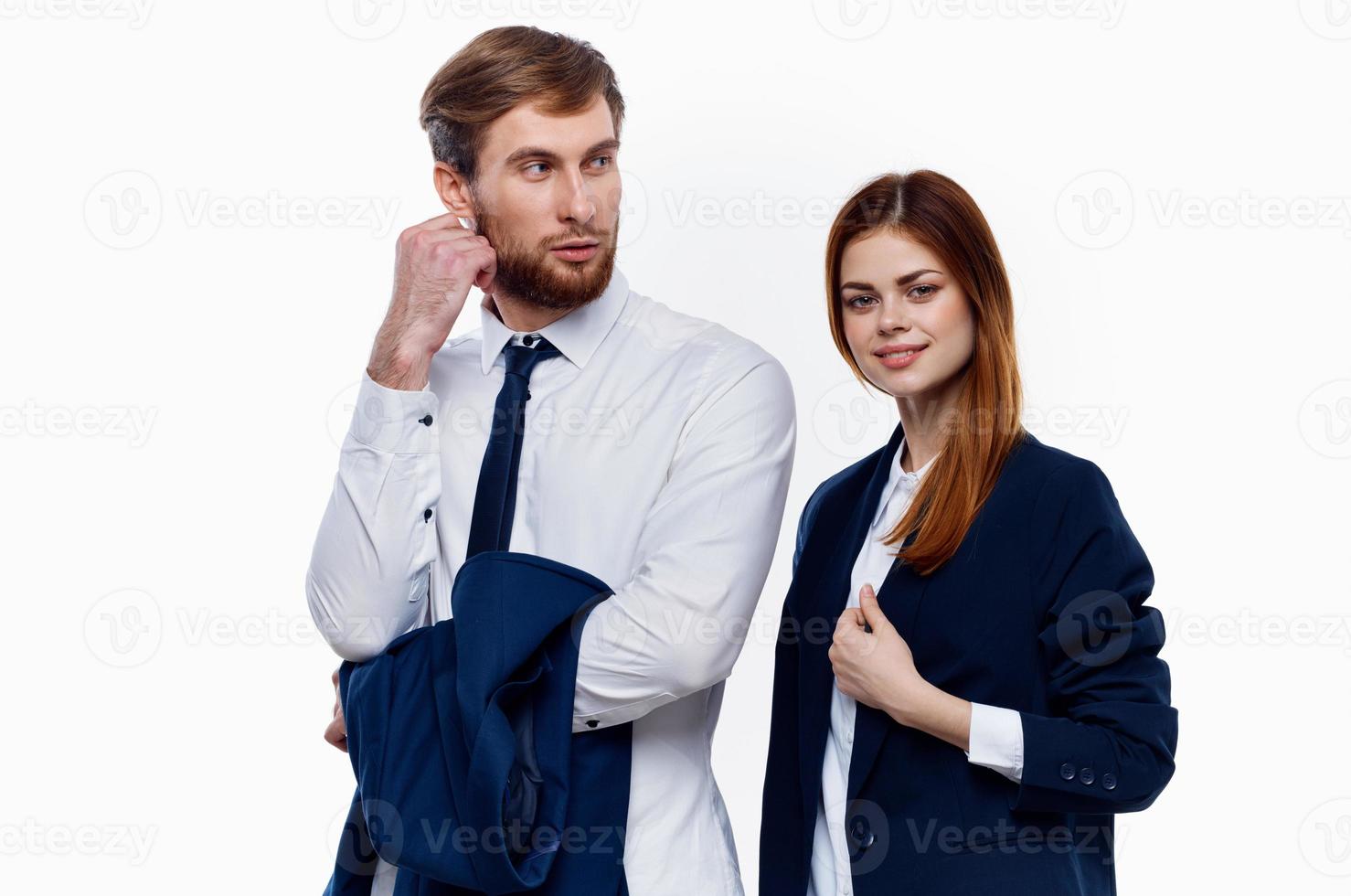 Mann und Frau im Anzüge sind Stehen Nächster zu Arbeit Kollegen Finanzen Büro Licht Hintergrund foto