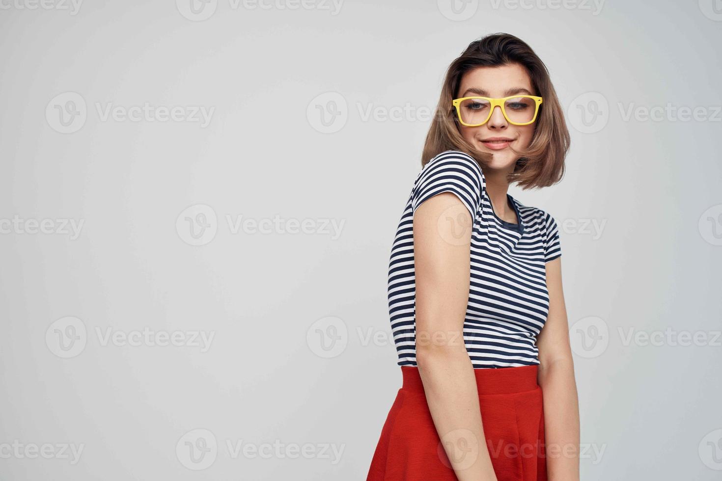 ziemlich Frau im Gelb Brille im rot Rock Mode Sommer- foto