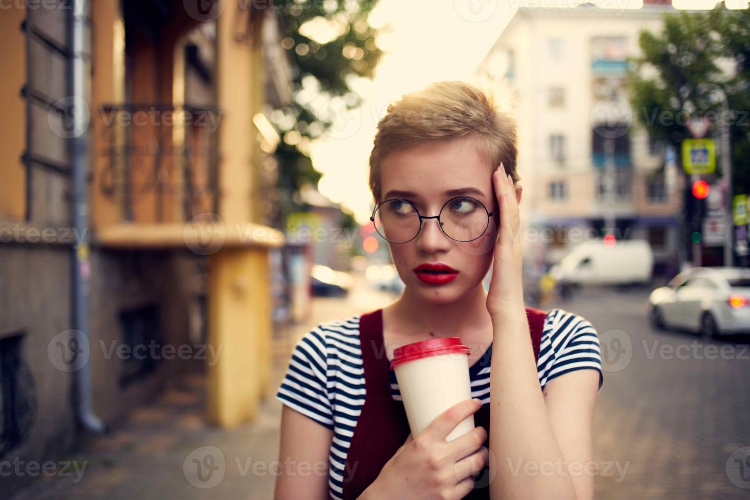 kurz behaart Frau tragen Brille draußen gehen Freizeit trinken Tasse foto