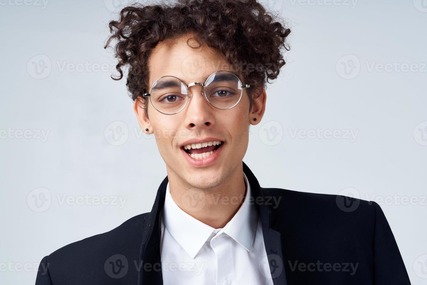 komisch lockig Kerl mit Brille passen Mode offiziell foto