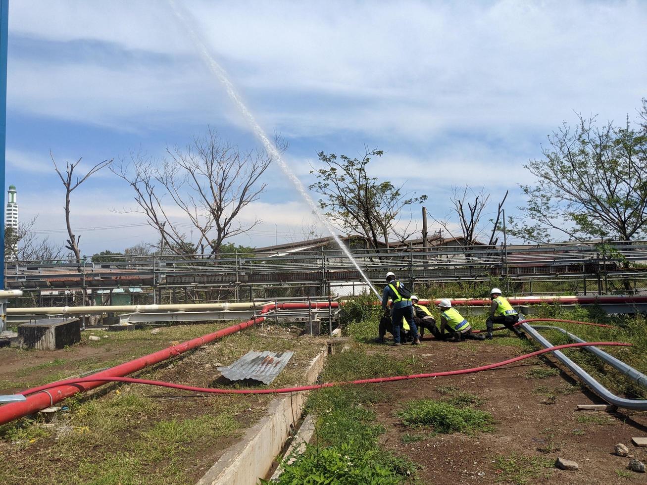 sprühen Wasser Prüfung Hydrant Turm auf das kombinieren Zyklus Leistung Pflanze. das Foto ist geeignet zu verwenden zum Industrie Hintergrund Fotografie, Leistung Pflanze Poster und Elektrizität Inhalt Medien.