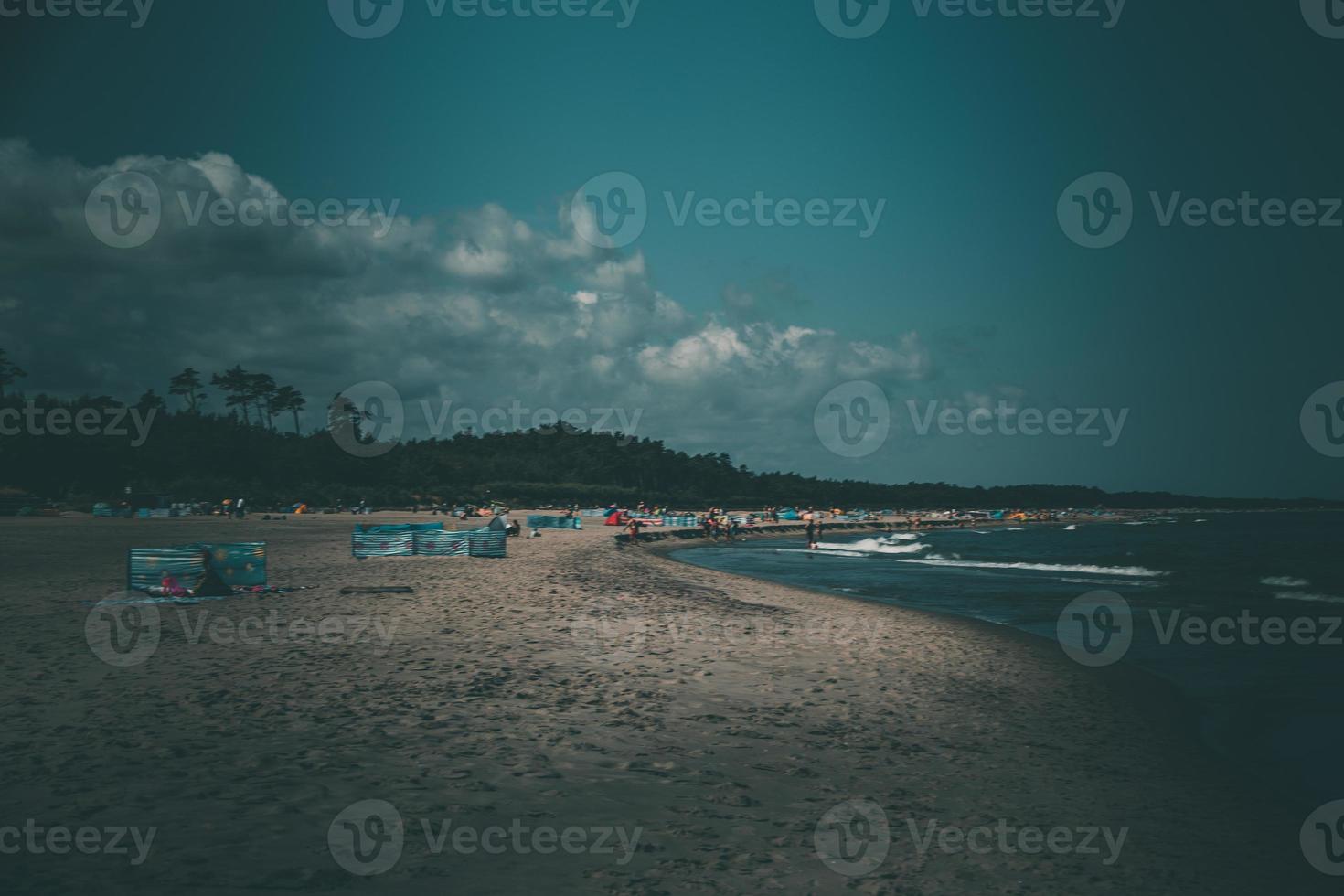 Sommer- Urlaub Landschaft auf das Polieren baltisch Meer auf ein sonnig Tag foto