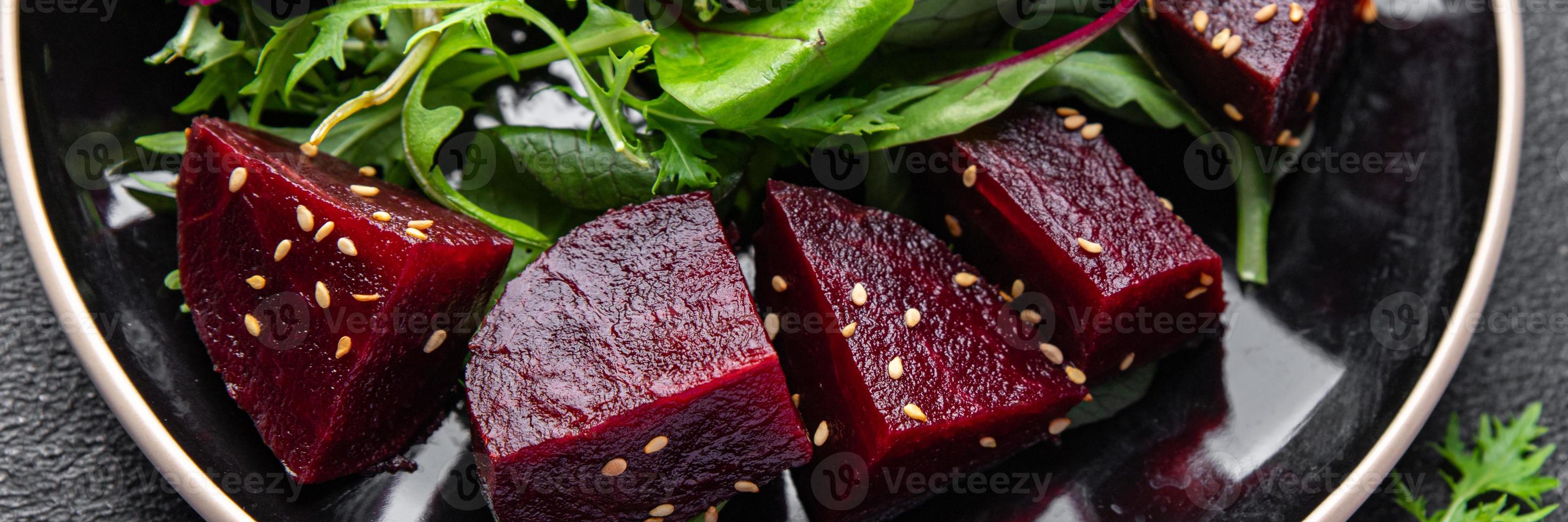 Salat Zuckerrüben Scheibe frisch Rote Beete mischen Grün Grüner Salat gesund Mahlzeit Essen Snack auf das Tabelle Kopieren Raum Essen Hintergrund rustikal oben Aussicht Keto oder Paläo Diät Vegetarisch vegan oder Vegetarier Essen foto