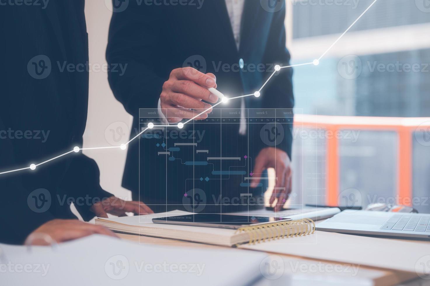 Treffen und Diskussion Konzept, Analysten Arbeiten oder diskutieren auf beschäftigt Tabelle im Büro mit virtuell Daten Diagramme, Büro im Morgen oder Abend Atmosphäre, Arbeit Geschäft mit Kollege, Daten Analyse. foto