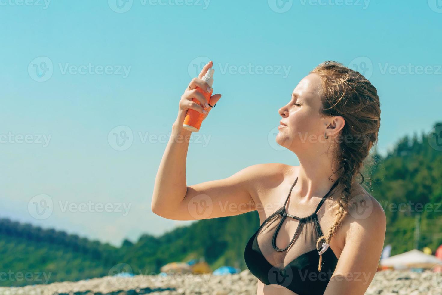 Vater bewirbt sich schützend Sahne zu ihr Tochter Gesicht beim das Strand.  Mann Hand halten Sonnenschutz Lotion auf Baby Gesicht. süß wenig Mädchen  mit ein Sonne Block durch das Meer . Kopieren