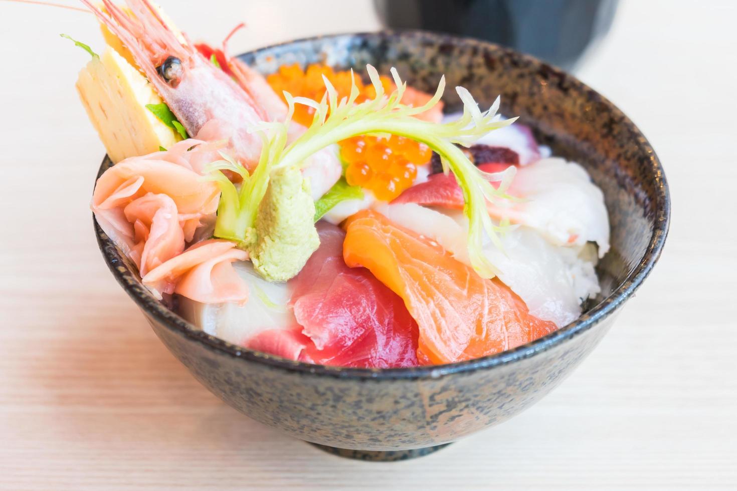 japanische Reisschale mit Sashimi-Meeresfrüchten an der Spitze foto