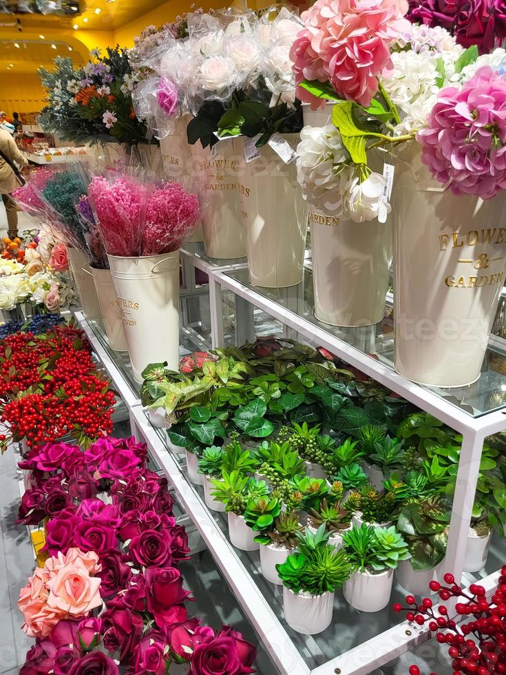verschiedene Typen von Zier Pflanzen sind auf das Verkauf Gestell im ein Geschäft im summarecon Einkaufszentrum bekasi foto
