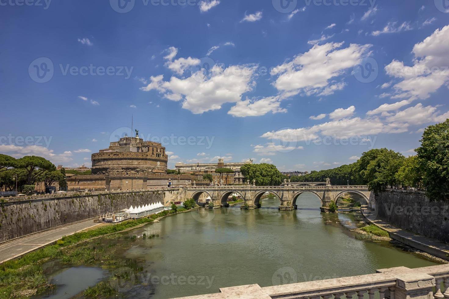 sant' Angelo Burg und sant' Angelo Brücke beim Sommer- im Rom, Italien foto
