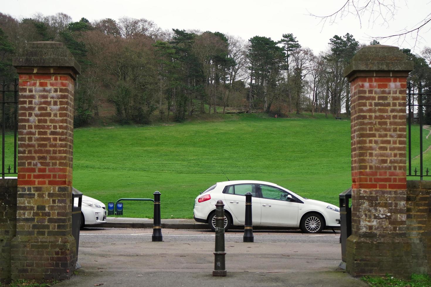 niedrig Winkel Aussicht von lokal Öffentlichkeit Park. das Bild war gefangen beim Krieg Öffentlichkeit Park von Luton Stadt, Dorf von England Vereinigtes Königreich während ein kalt und wolkig Abend von 01. April 2023 foto