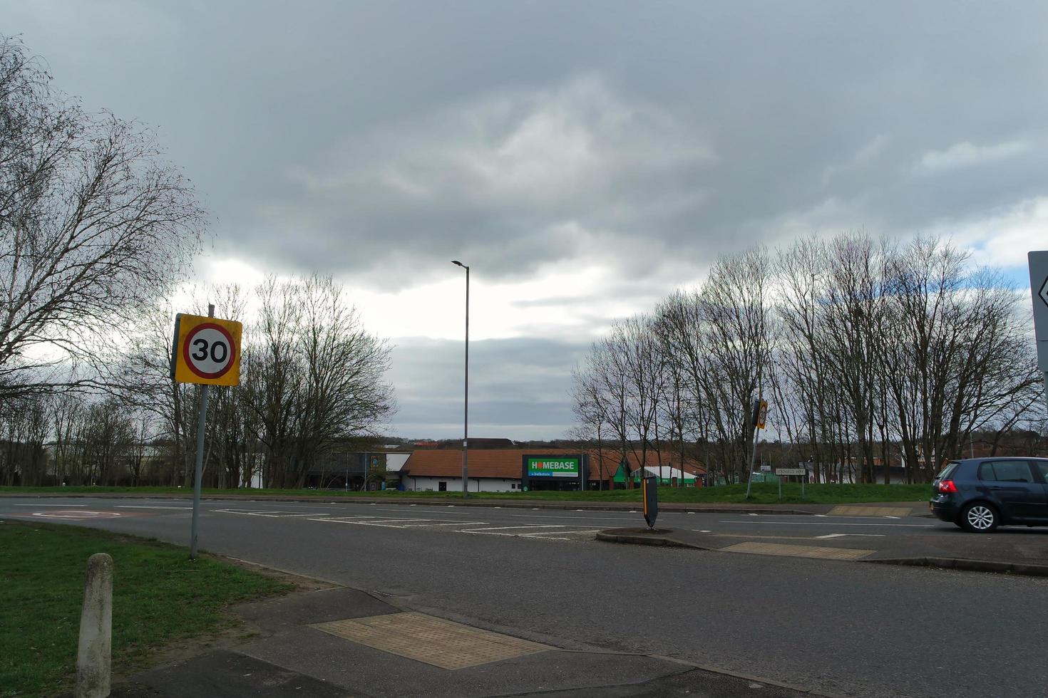 niedrig Winkel Aussicht von Innenstadt Stadt Center von britisch Stadt London Luton Stadt, Dorf von England Vereinigtes Königreich. das Bild war gefangen beim zentral Luton Stadt während ein kalt und wolkig Abend von 26. März 2023 foto