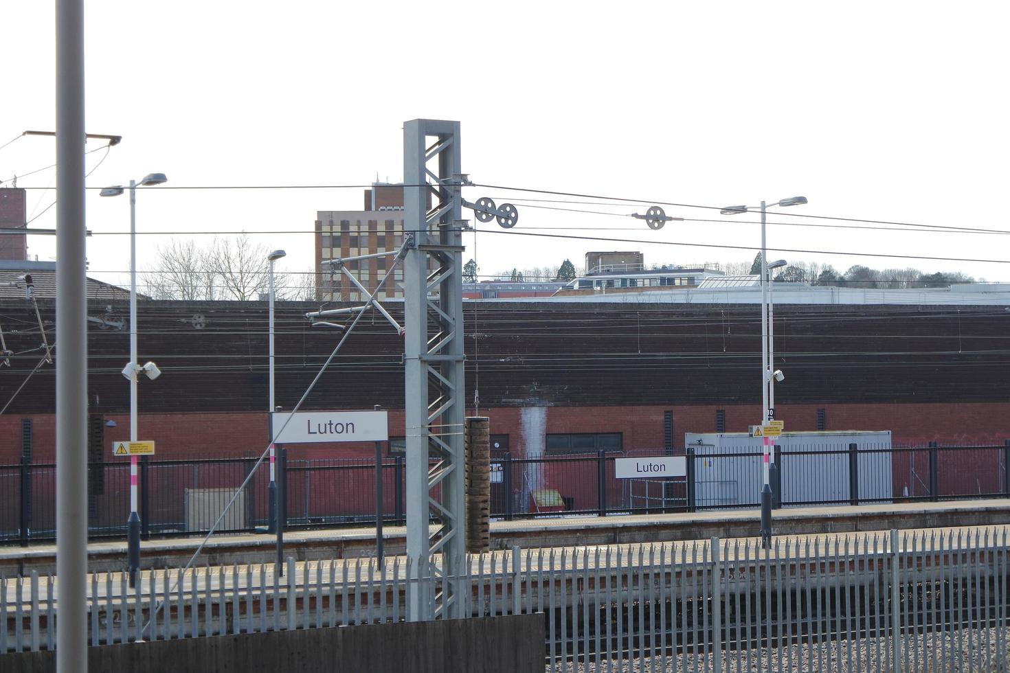 niedrig Winkel Aussicht von Luton Stadt, Dorf von England während wolkig Sonnenuntergang. Bild war gefangen auf 24. März 2023 beim Center von Luton Stadt von Vereinigtes Königreich. foto