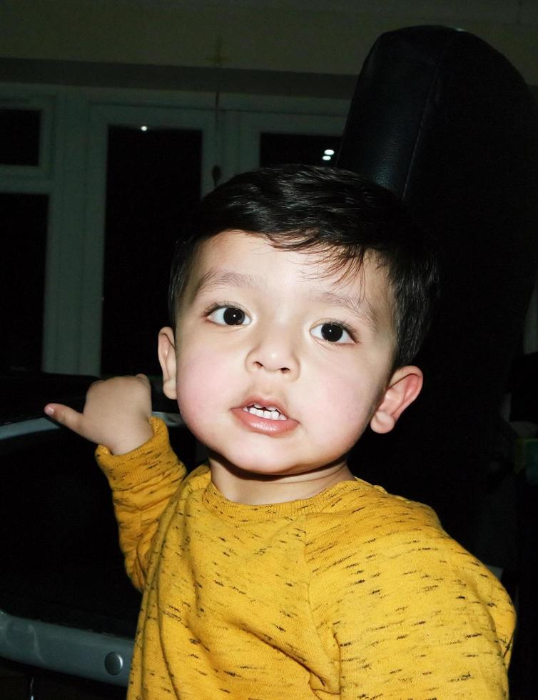 süß asiatisch pakistanisch Baby, Ahmed Mustafain Haider ist posieren beim heim. ursprünglich er ist von Pakistan aber Leben beim Luton England Vereinigtes Königreich. Bild war gefangen auf 02. April 2023 foto