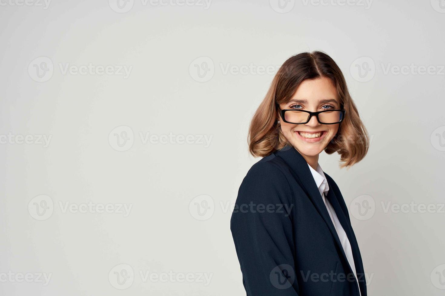 Geschäft Frau tragen kurz behaart Brille Emotionen Licht Hintergrund foto