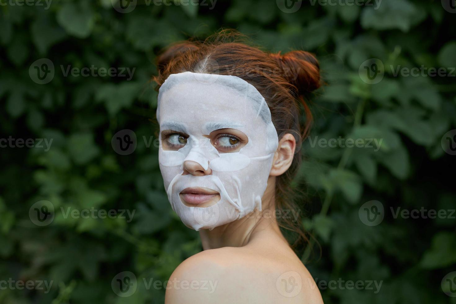 Porträt von ein Mädchen kosmetisch Maske interessiert aussehen und modisch Frisur Kosmetologie foto