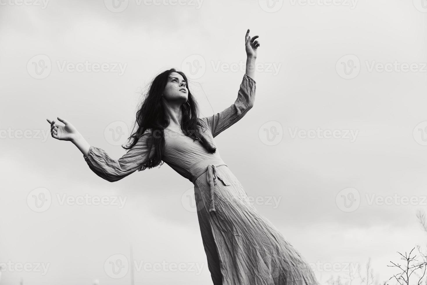 Frau im Kleid dramatisch Stil Emotionen posieren elegant Stil foto