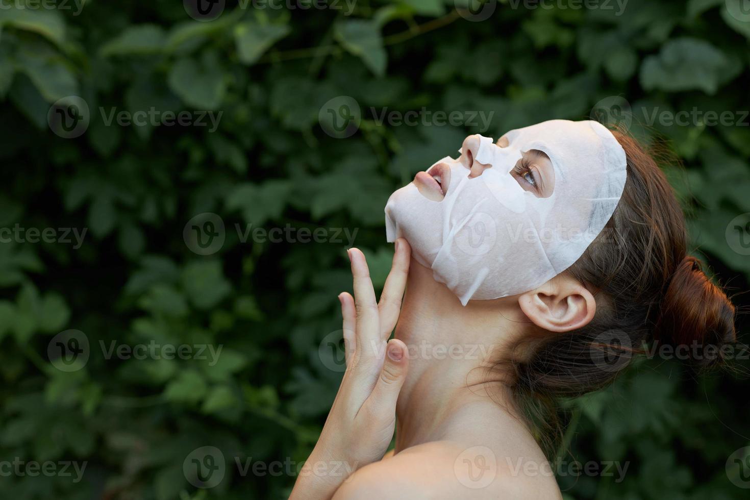 nett Frau Anti-Falten Maske Lauf Ihre Finger entlang das Hals Dermatologie Gebüsch im das Hintergrund foto