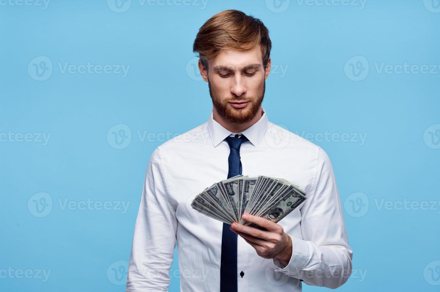 Geschäft Mann im Hemd mit Krawatte bündeln von Geld im das Hände von das Büro foto