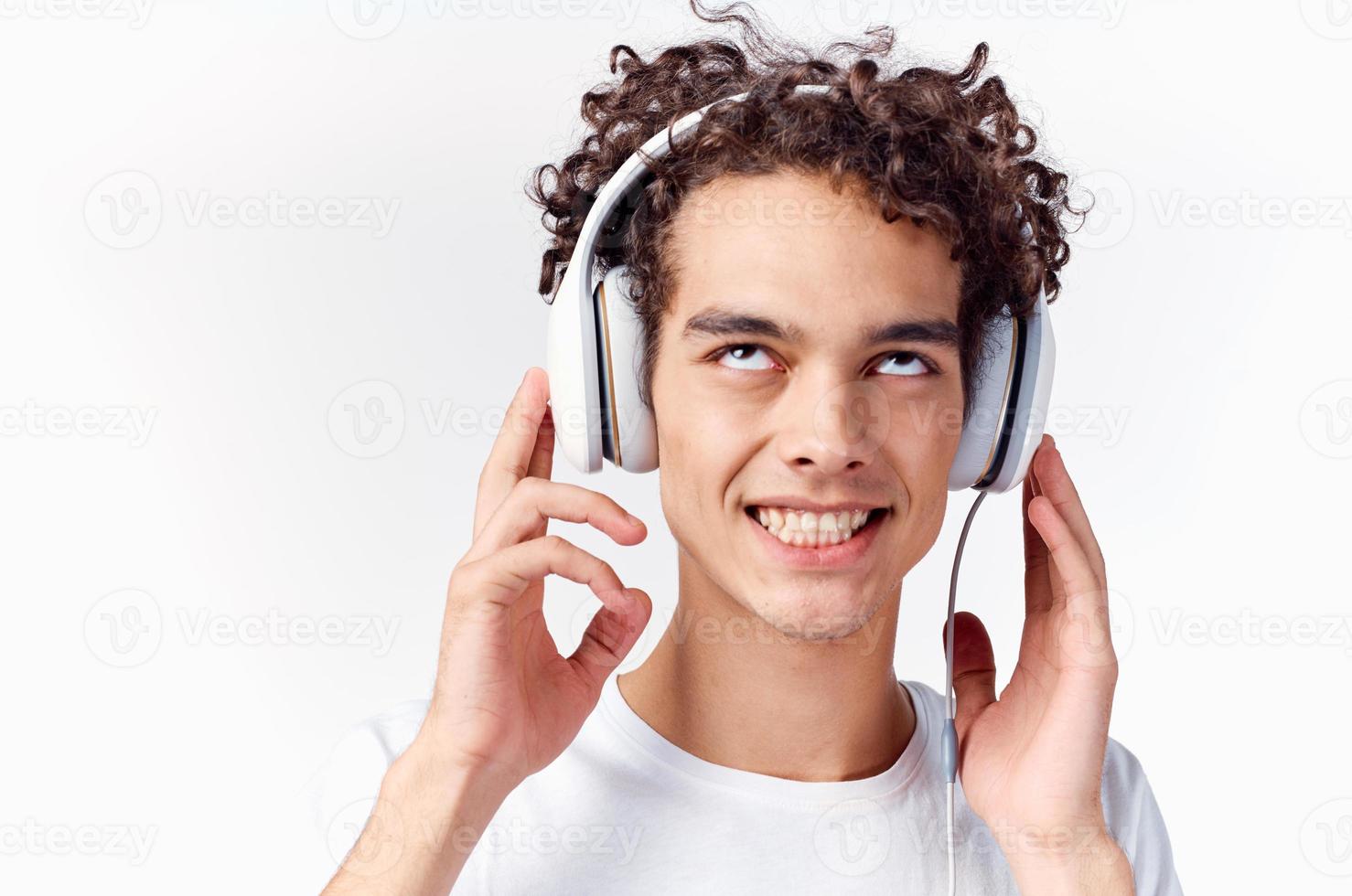 glücklich Kerl mit Kopfhörer lockig Haar Emotionen Nahansicht foto
