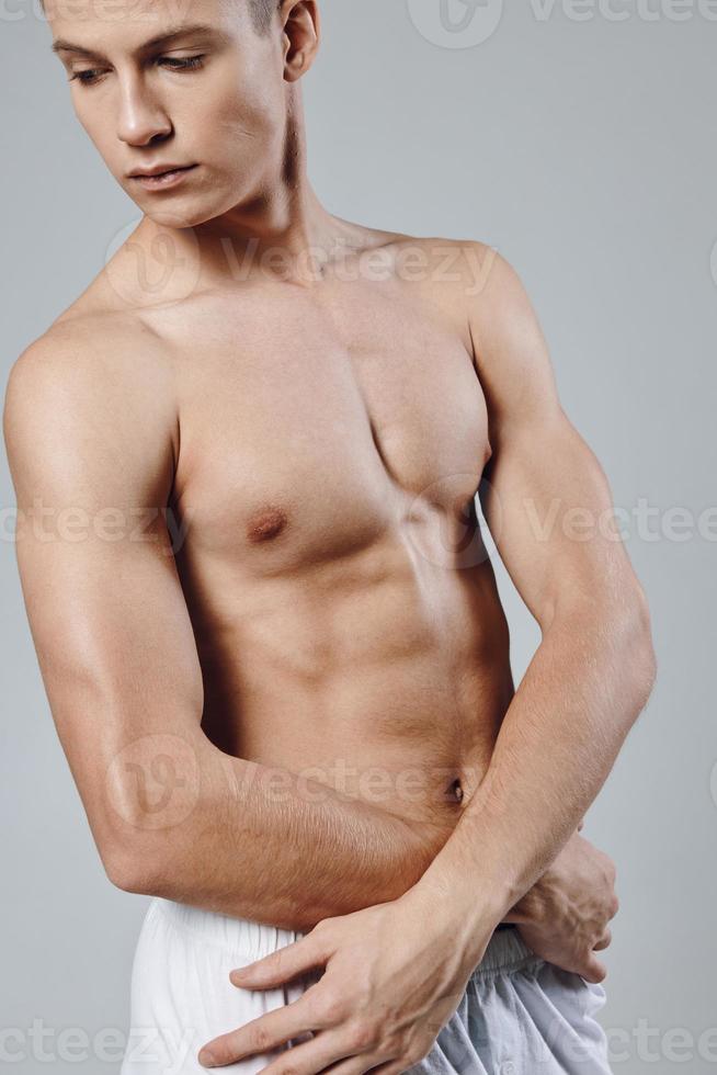 sexy Athlet mit gepumpt Muskeln Bodybuilder Fitness Bizeps foto
