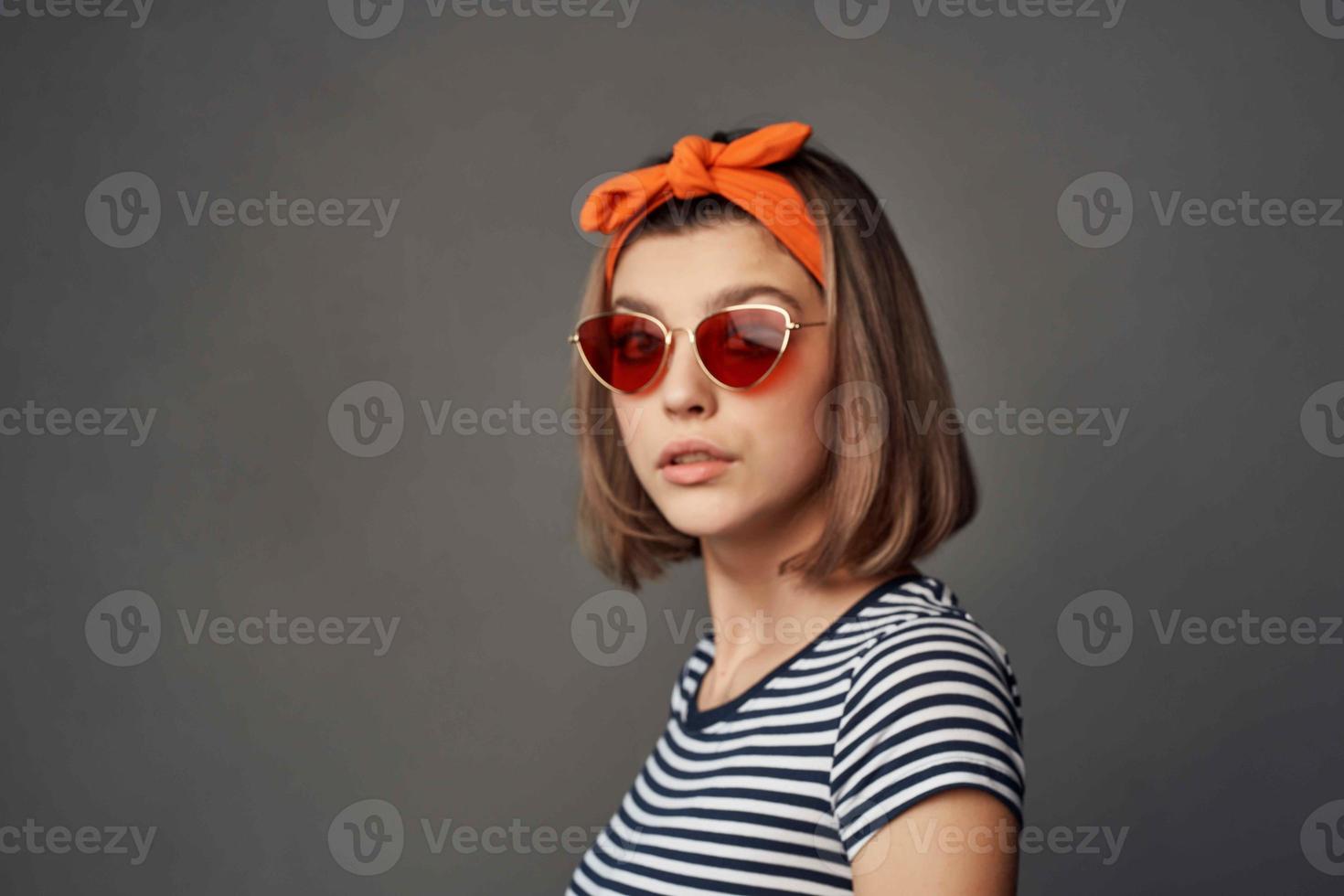 Frau tragen Sonnenbrille mit gestreift T-Shirt Mode Sommer- Stil abgeschnitten Aussicht foto