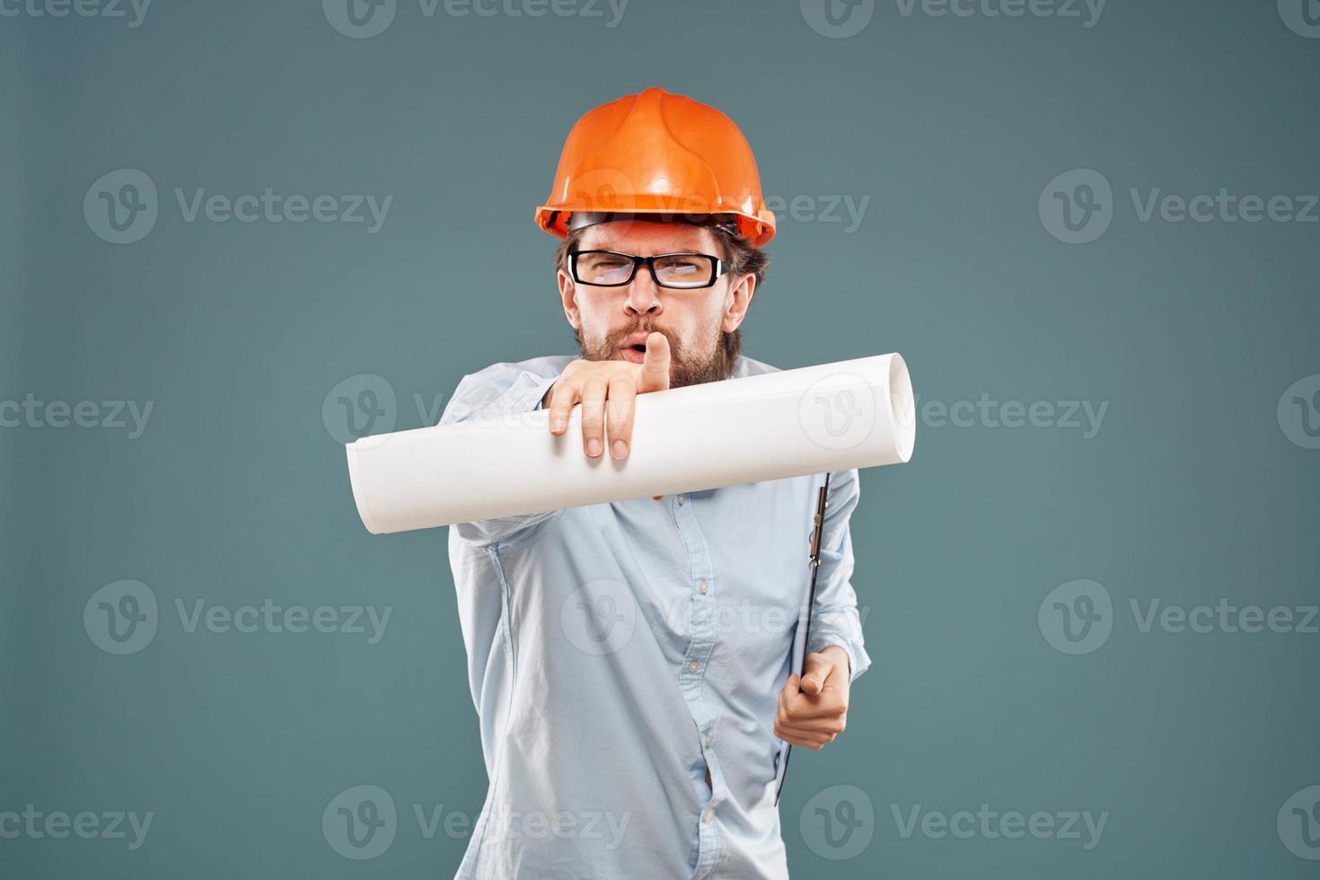 Mann im Hemd mit Blaupausen im Hände Konstruktion Fachmann Emotionen abgeschnitten Aussicht foto