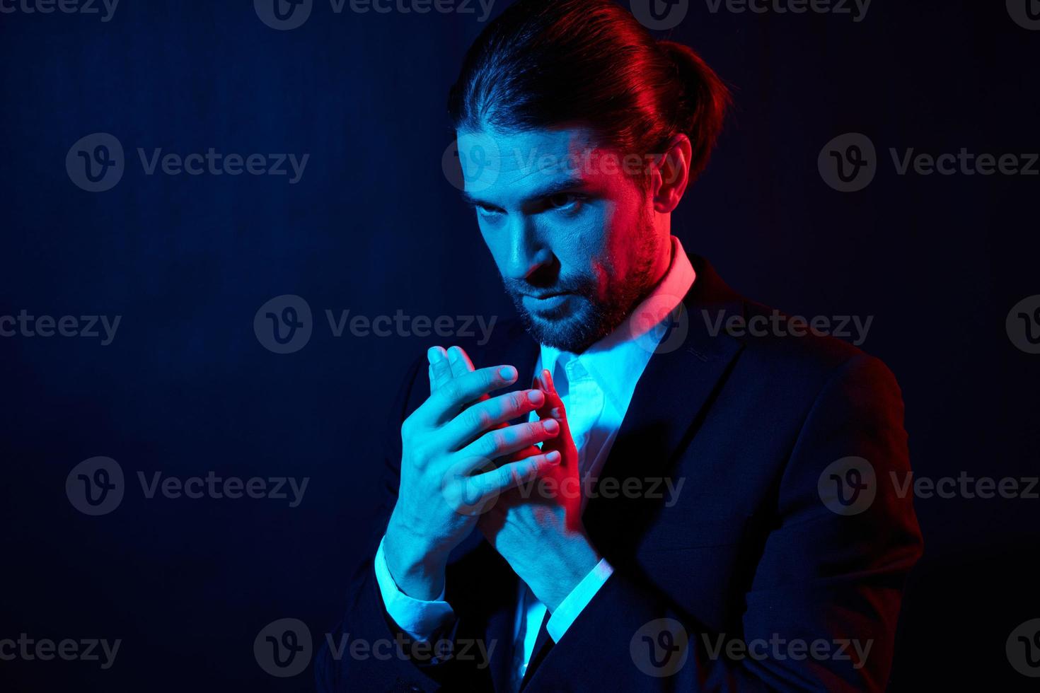 gut aussehend Mann Gesten mit seine Hände attraktiv aussehen Neon- Licht foto