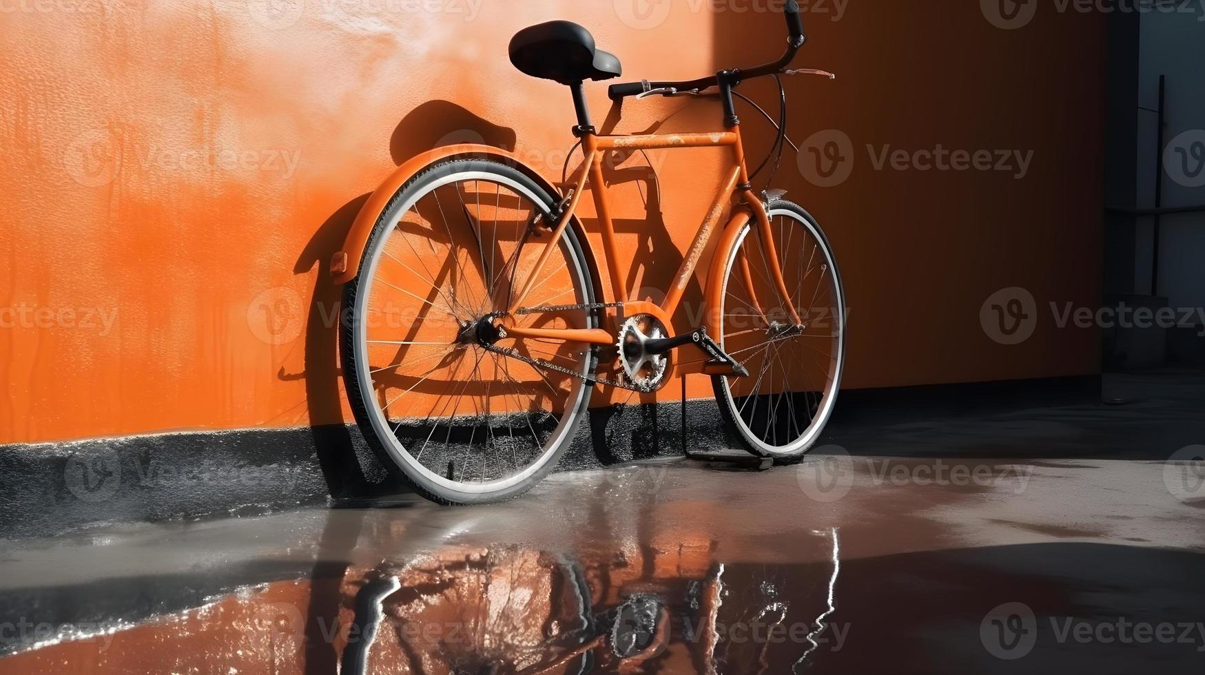 Orange Stadt Fahrrad gegen glänzend Silber Mauer foto