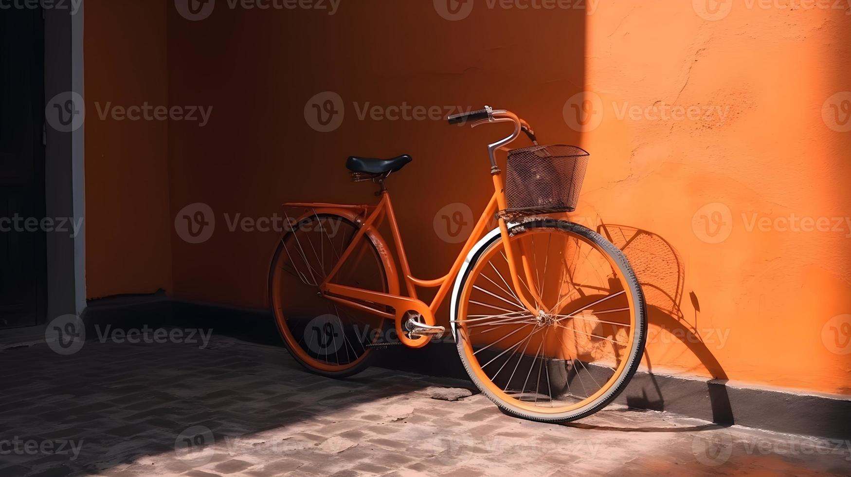 Orange Stadt Fahrrad gegen glänzend Silber Mauer foto