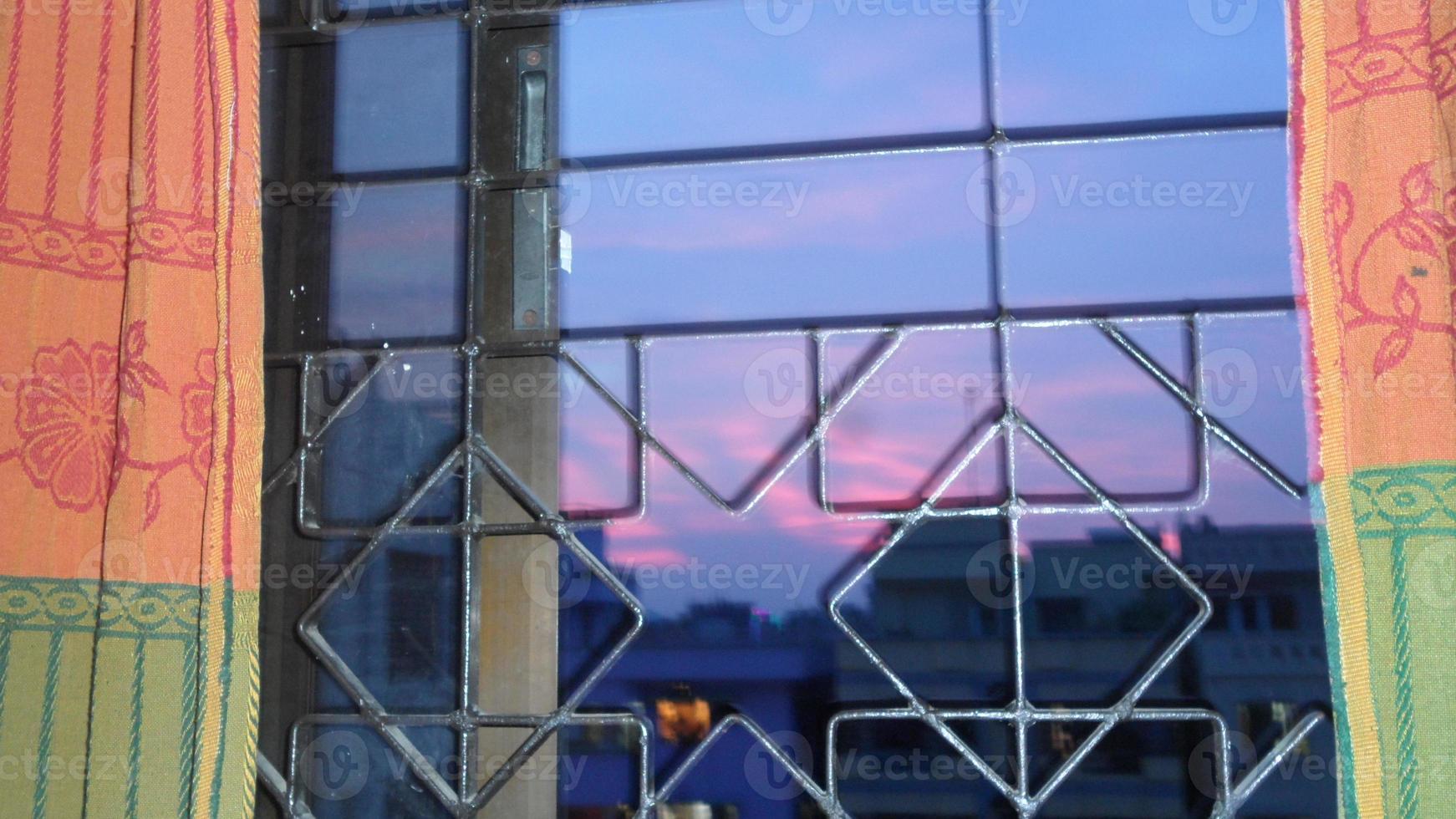 schön Wolken im das Himmel beim Sonnenuntergang Moment im ein Stadt, Dorf im Bangladesch, Asien foto