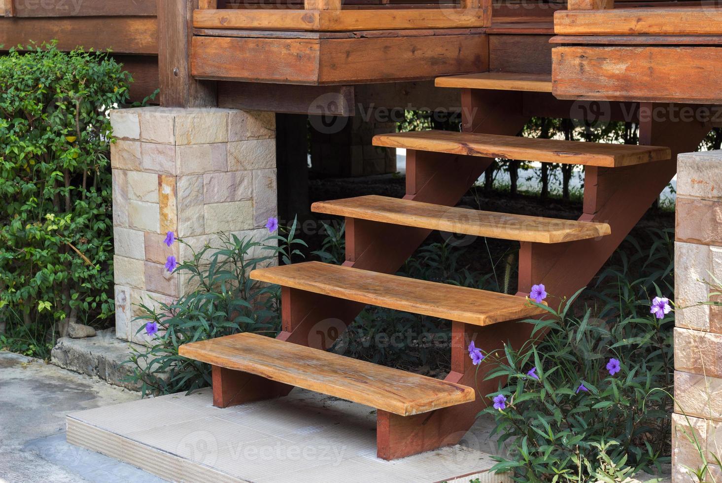 Außen hölzern Treppe zu Haus Eingang foto