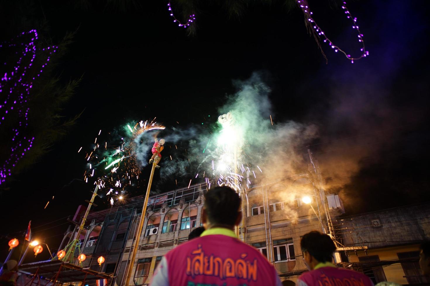 Ratchaburi, Thailand 2018 - Chinesisches Neujahrsfest durch traditionelle Aufführung eines Löwen mit Feuerwerk auf der öffentlichen Straße der Innenstadt foto