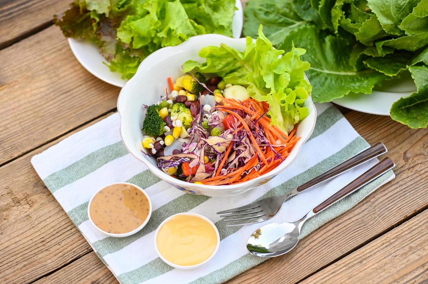 thailändisch Essen Gemüse Salate auf Salate Schüssel mit Salat Dressing frisch Gemüse Obst Nüsse und Körner zum gesund Essen gemischt Gemüse Salat Vegetarier Grün und bunt Essen zum Frühstück foto