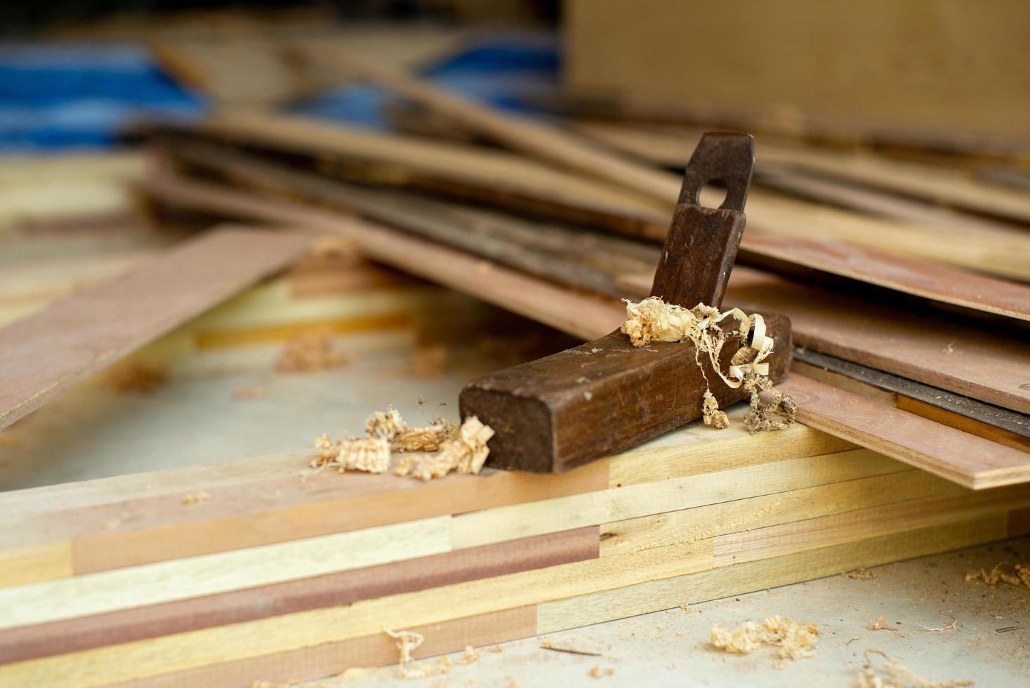 Nahaufnahme selektiver Fokus auf den Vintage Holzschärfer des Zimmermanns zum Schrubben des Holzes. das traditionelle handwerkerwerkzeug auf dem holzstapel mit sägemehl foto