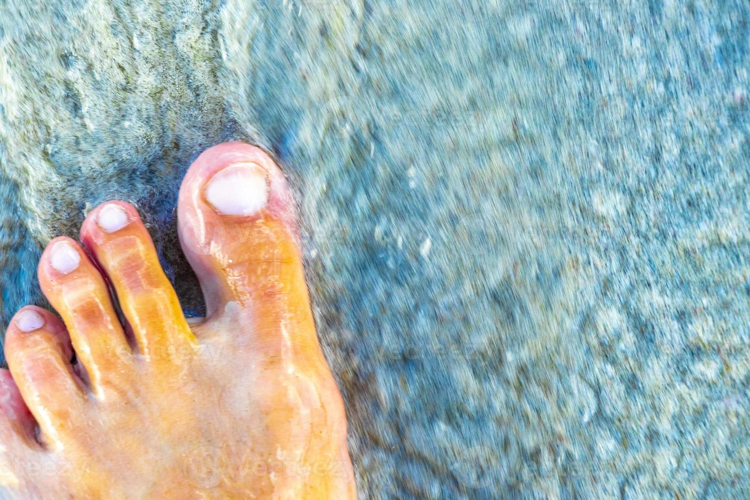 Barfußlaufen am Strandsand am Wasser Mexiko. foto