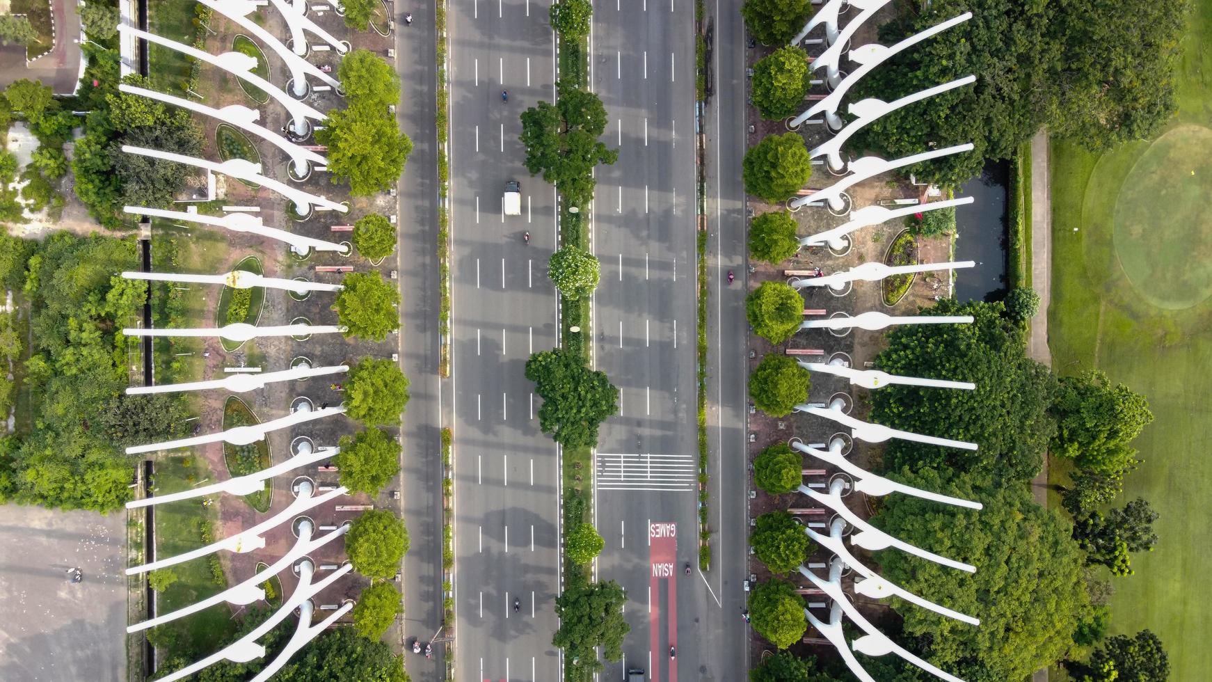 Jakarta, Indonesien 2021 - Luftaufnahme der Autobahn am Morgen und der grünen Bäume foto