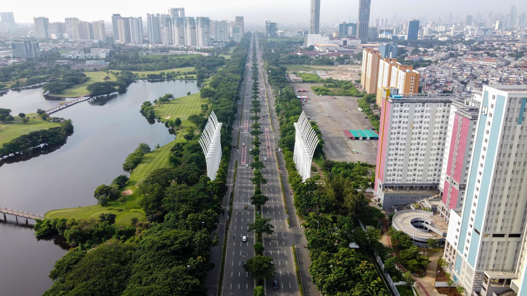 Jakarta, Indonesien 2021 - Luftaufnahme der Autobahn am Morgen und der Gebäude foto