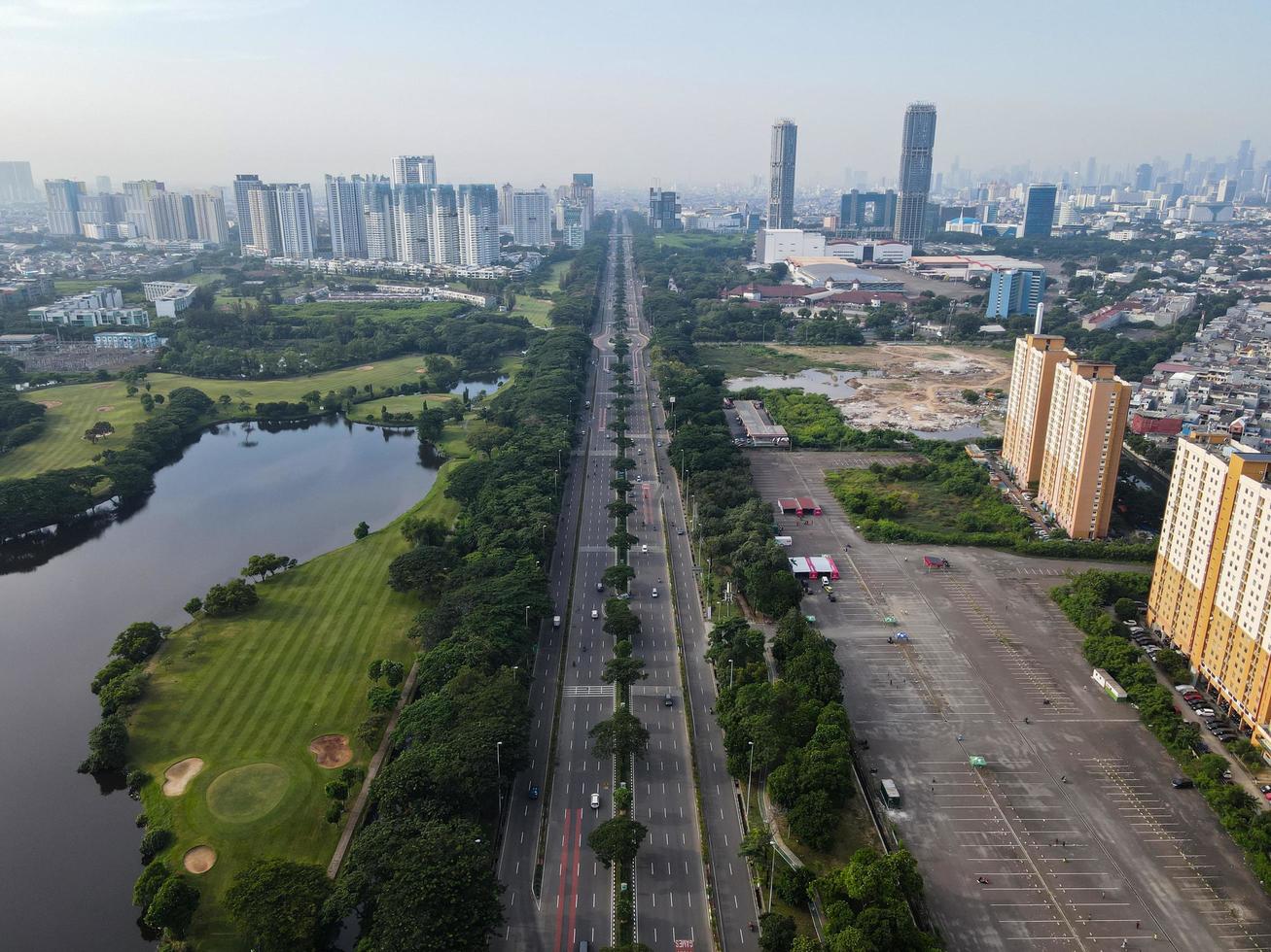 Jakarta, Indonesien 2021 - Luftaufnahme der Autobahn am Morgen und der Gebäude foto