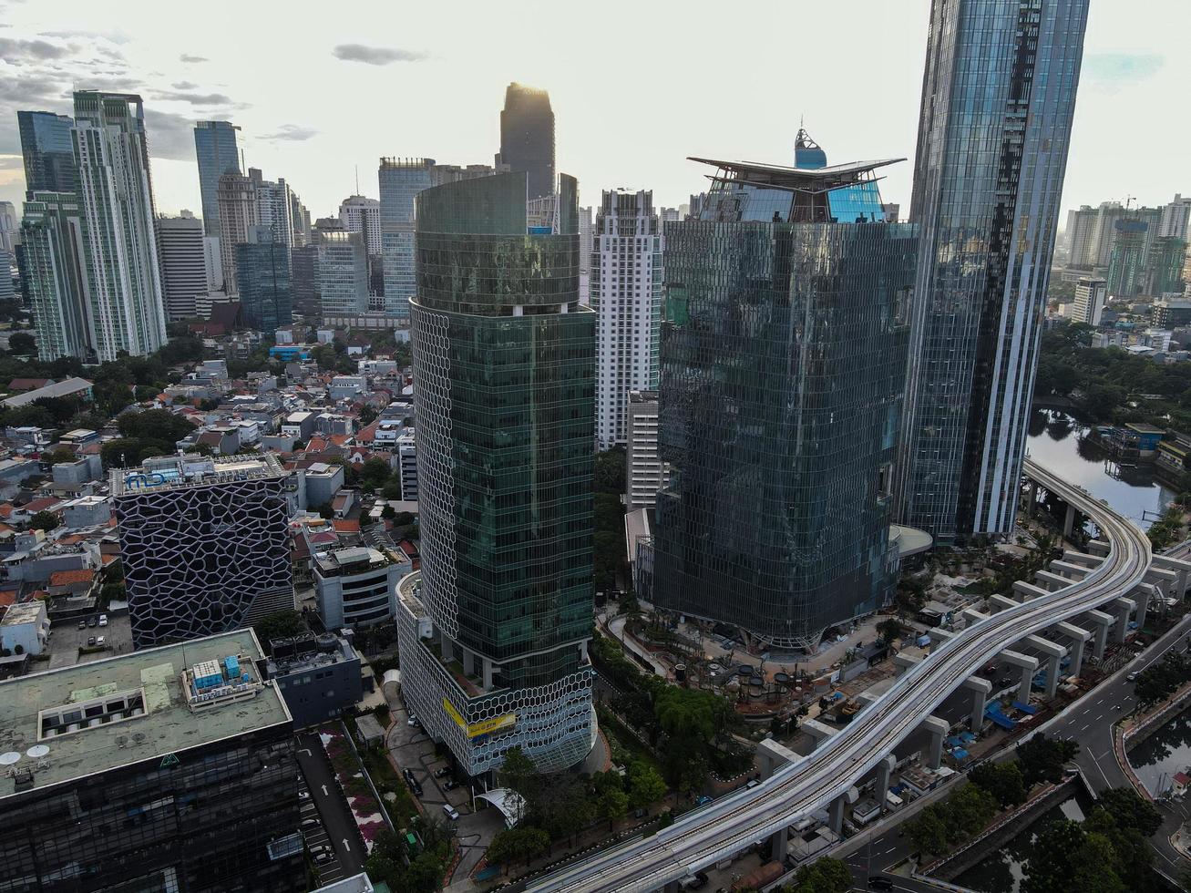 Jakarta, Indonesien 2021 - Luftaufnahme der Autobahnkreuzung und der Gebäude in der Stadt Jakarta foto