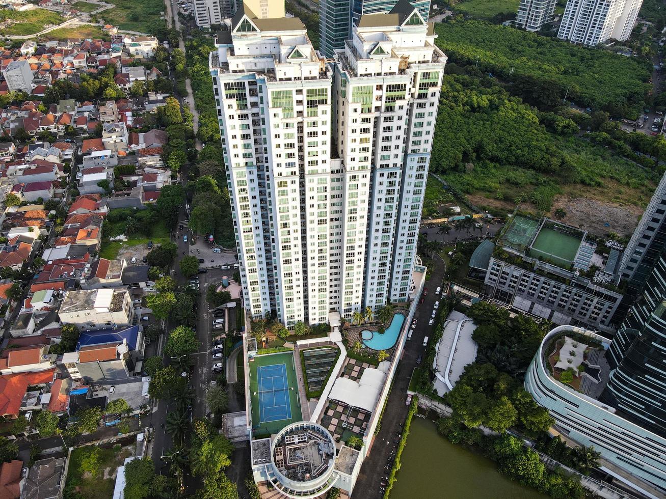 Jakarta, Indonesien 2021 - Luftaufnahme der Autobahnkreuzung und der Gebäude in der Stadt Jakarta foto