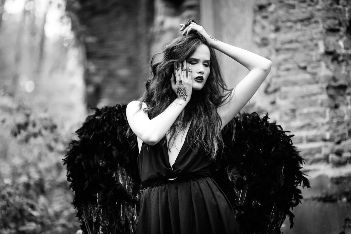 gefallener Engel mit schwarzen Flügeln foto