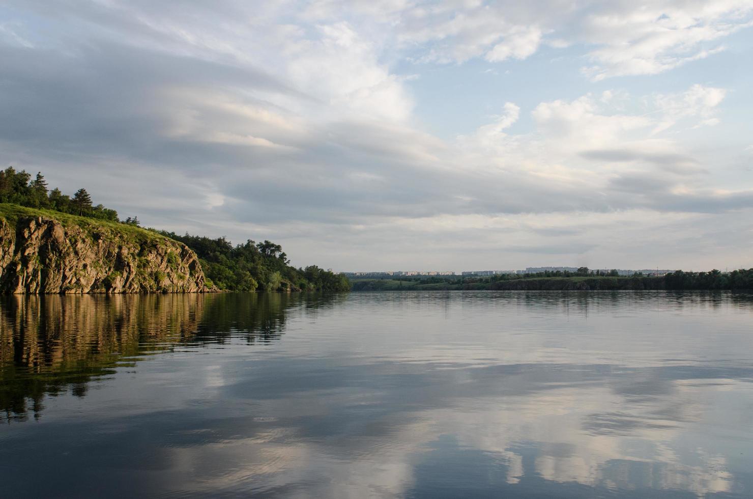 der Rock River im orangefarbenen Sonnenuntergangslicht foto