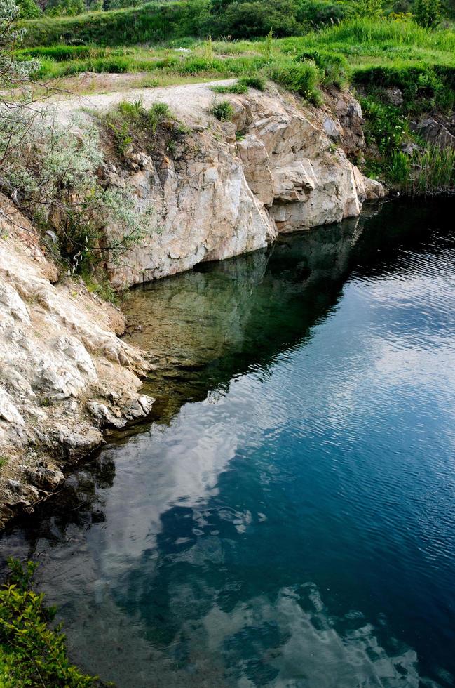 überfluteter industrieller Granitkanal foto