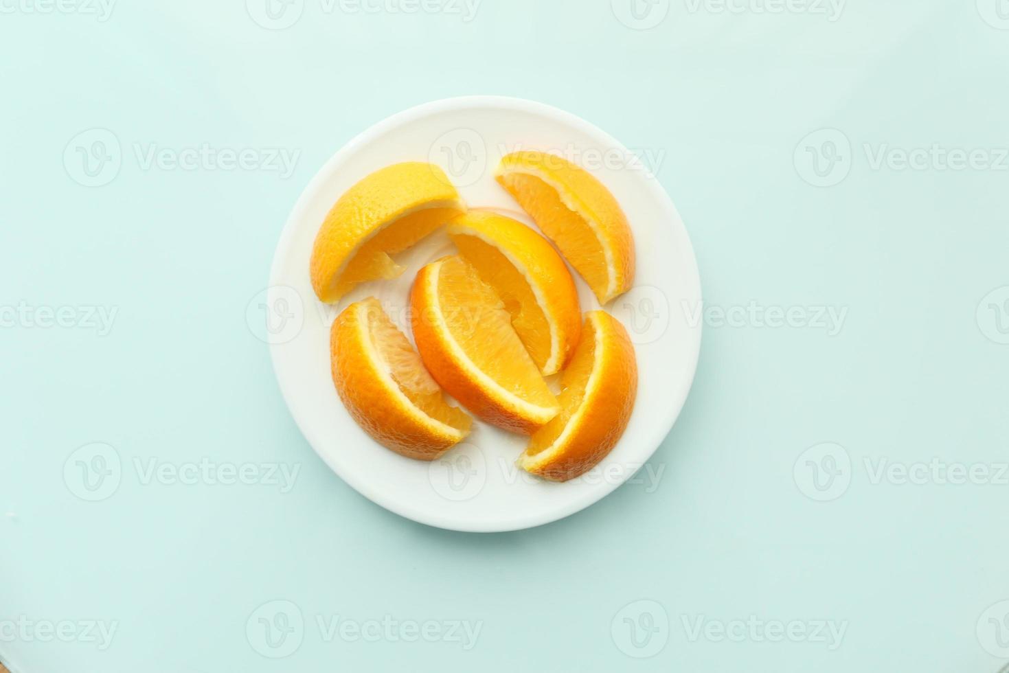 Orangenscheiben auf einem Teller foto