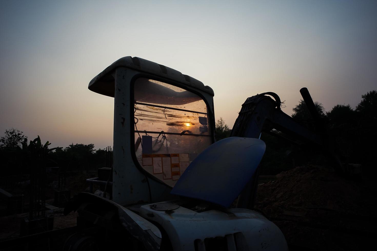 Silhouette von Traktor und Fahrzeug auf der Baustelle foto