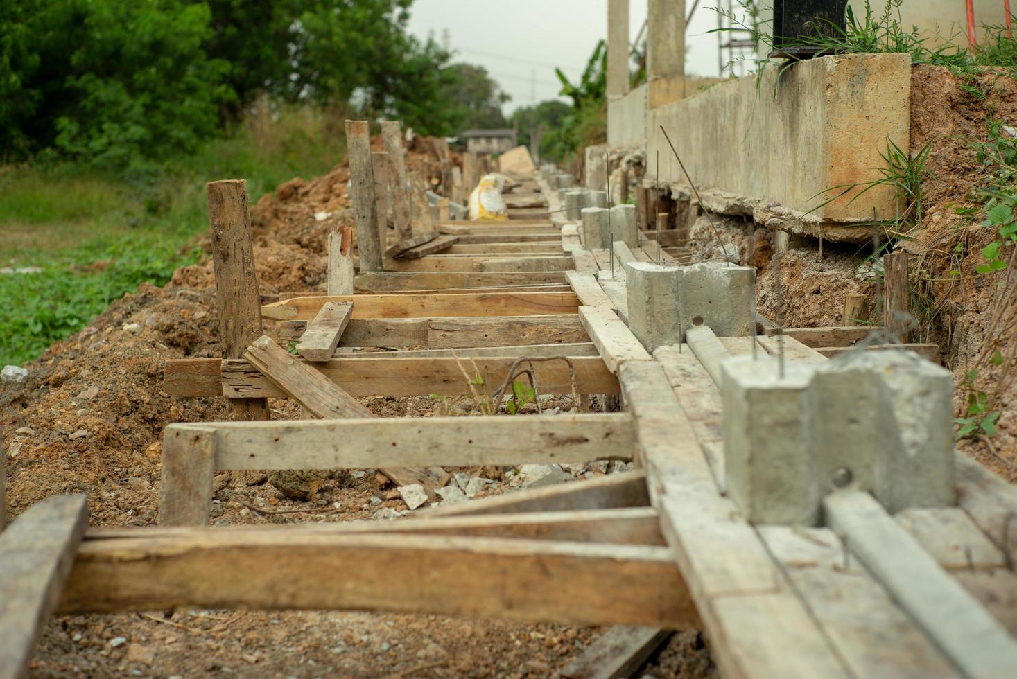 selektives Fokusbild des Bewehrungsstahls der Betonkonstruktion auf der Baustelle foto